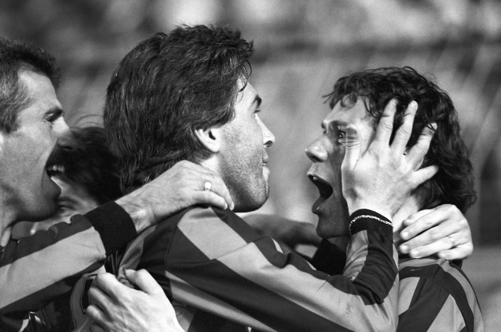 Fotografía de archivo del 5 de abril de 1989, en la que puede verse a Marco van Basten (d) felicitado por Franco Baresi (i) y el resto de sus compañeros tras conseguir un gol del empate en semifinales de la Copa de Europa entre el Milan y el Real Madrid. EFE/García Campos/jgb