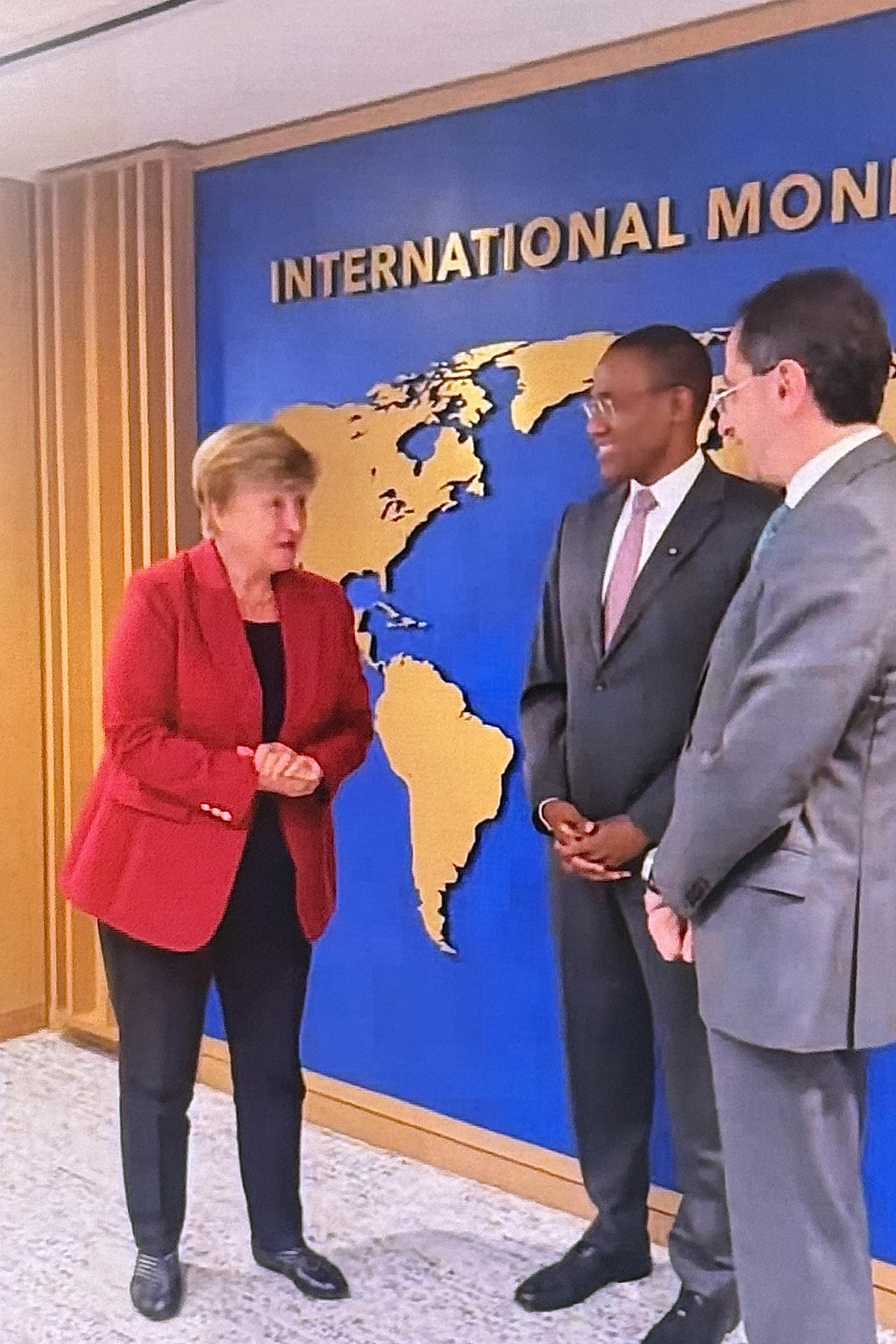 Captura de pantalla tomada de la cuenta oficial en X @jrestrp del vicepresidente electo de Colombia, José Manuel Restrepo (d) participando durante una reunión con la directora del Fondo Monetario Internacional, Kristalina Georgieva (i) y el subdirector del Fondo Monetario Internacional, Nigel Clarke, este martes en Washington (EE.UU.). EFE/ @jrestrp