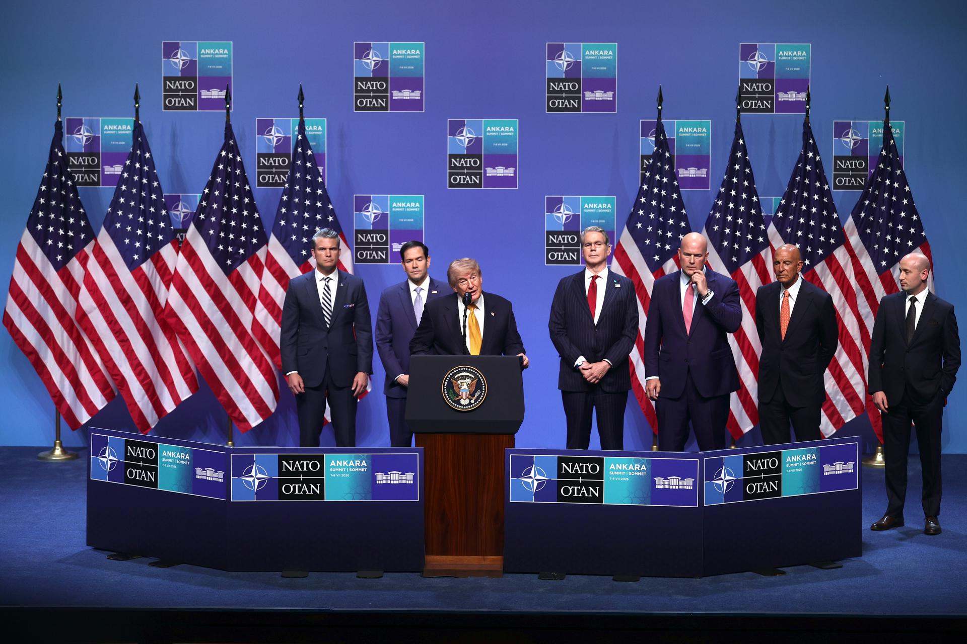 El presidente de Estados Unidos, Donald Trump (c), fue captado este 8 de julio, durante una rueda de prensa, posterior a la cumbre de la OTAN, en Ankara (Turquía). EFE/Necati Savas