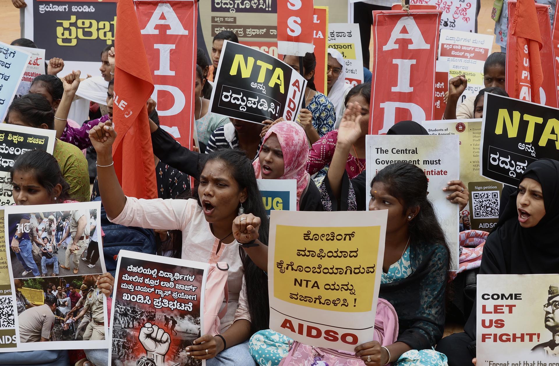BANGALORE (India), 21/07/2026.- Estudiantes y miembros de la Organización Juvenil Democrática de Toda la India sostienen pancartas durante una protesta contra la policía de Delhi por los enfrentamientos con los partidarios del Partido de las Cucarachas, en Bangalore, India, el 21 de julio de 2026.
EFE/EPA/JAGADEESH NV