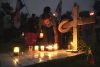 Una persona enciende velas en una vigilia en rechazo al decreto ejecutivo que ordena la clausura de los cementerios comunitarios para dar paso a la construcción del embalse de Río Indio, proyecto impulsado por el Canal de Panamá en la comunidad de Limón de Chagres (Panamá). EFE/Aris Mariota
