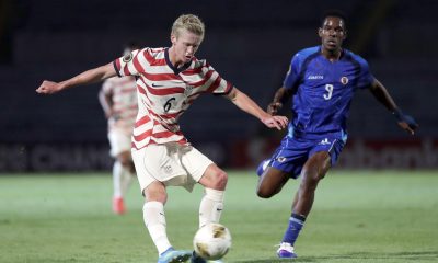 Colin Guske (i), de Estados Unidos, disputa un balón con Clavens Exantus, de Haití, durante un partido del Campeonato Sub-20 de la Concacaf entre Estados Unidos y Haití en el estadio Universitario en Puebla (México). EFE/ Hilda Ríos