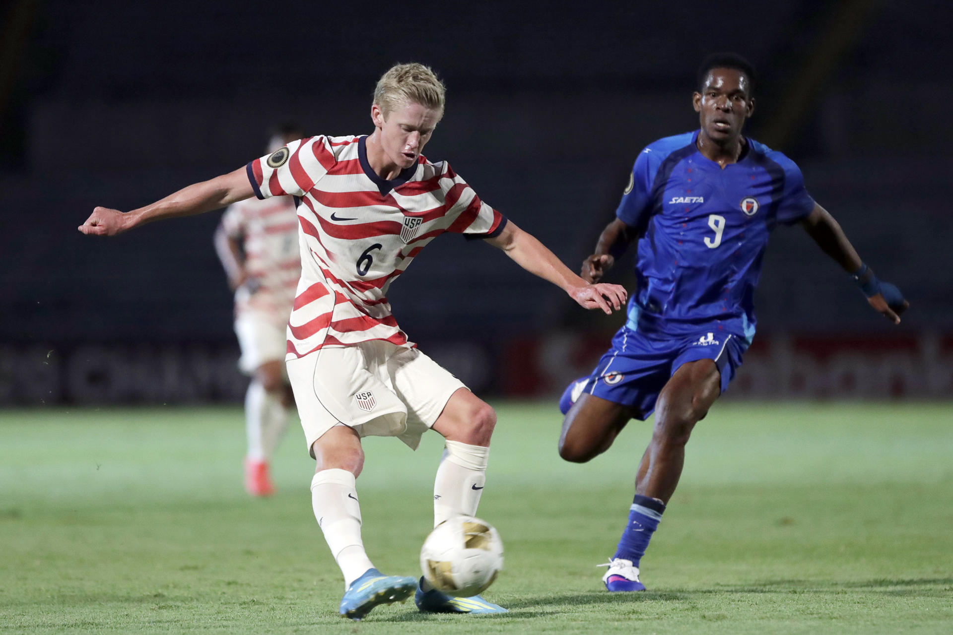 Colin Guske (i), de Estados Unidos, disputa un balón con Clavens Exantus, de Haití, durante un partido del Campeonato Sub-20 de la Concacaf entre Estados Unidos y Haití en el estadio Universitario en Puebla (México). EFE/ Hilda Ríos