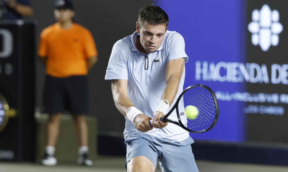El tenista francés Arthur Géa devuelve una pelota ante el argentino Francisco Cerúndolo este jueves, durante el Torneo Mifel Tennis Open by Telcel Oppo Los Cabos, en el estado de Baja California Sur (México). EFE/Jorge Reyes