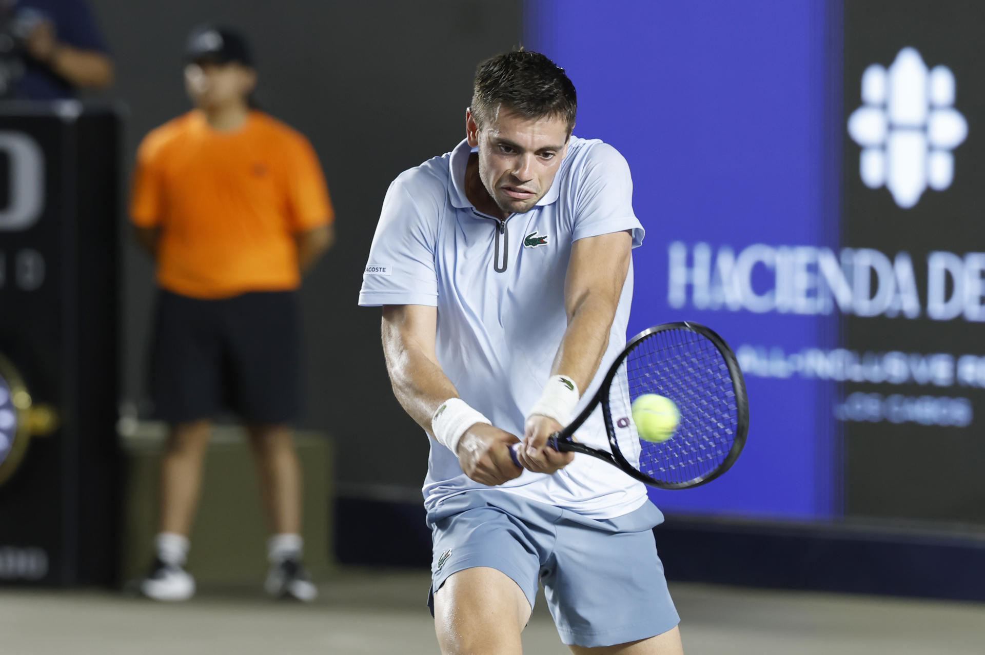 El tenista francés Arthur Géa devuelve una pelota ante el argentino Francisco Cerúndolo este jueves, durante el Torneo Mifel Tennis Open by Telcel Oppo Los Cabos, en el estado de Baja California Sur (México). EFE/Jorge Reyes
