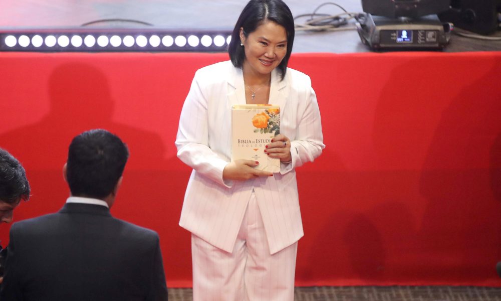 La presidenta de Perú, Keiko Fujimori, posa durante la vigésimo primera Ceremonia de Acción de Gracias por el Perú este jueves, celebrada por las iglesias evangélicas del país andino, en Lima (Perú). EFE/ Paolo Aguilar