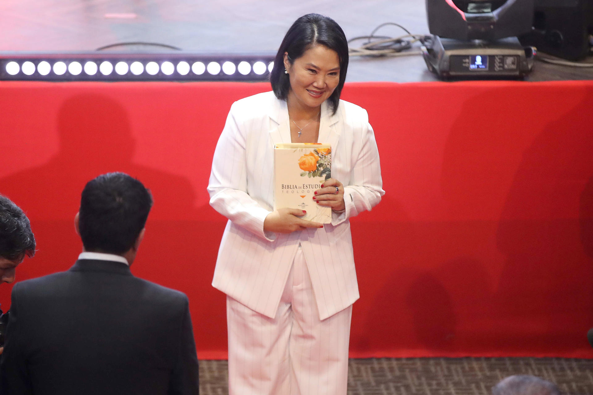 La presidenta de Perú, Keiko Fujimori, posa durante la vigésimo primera Ceremonia de Acción de Gracias por el Perú este jueves, celebrada por las iglesias evangélicas del país andino, en Lima (Perú). EFE/ Paolo Aguilar