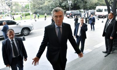 Fotografía de archivo del 24 de octubre de 2025, en la que puede verse al expresidente de Argentina Mauricio Macri (c) en Buenos Aires. EFE/ STR