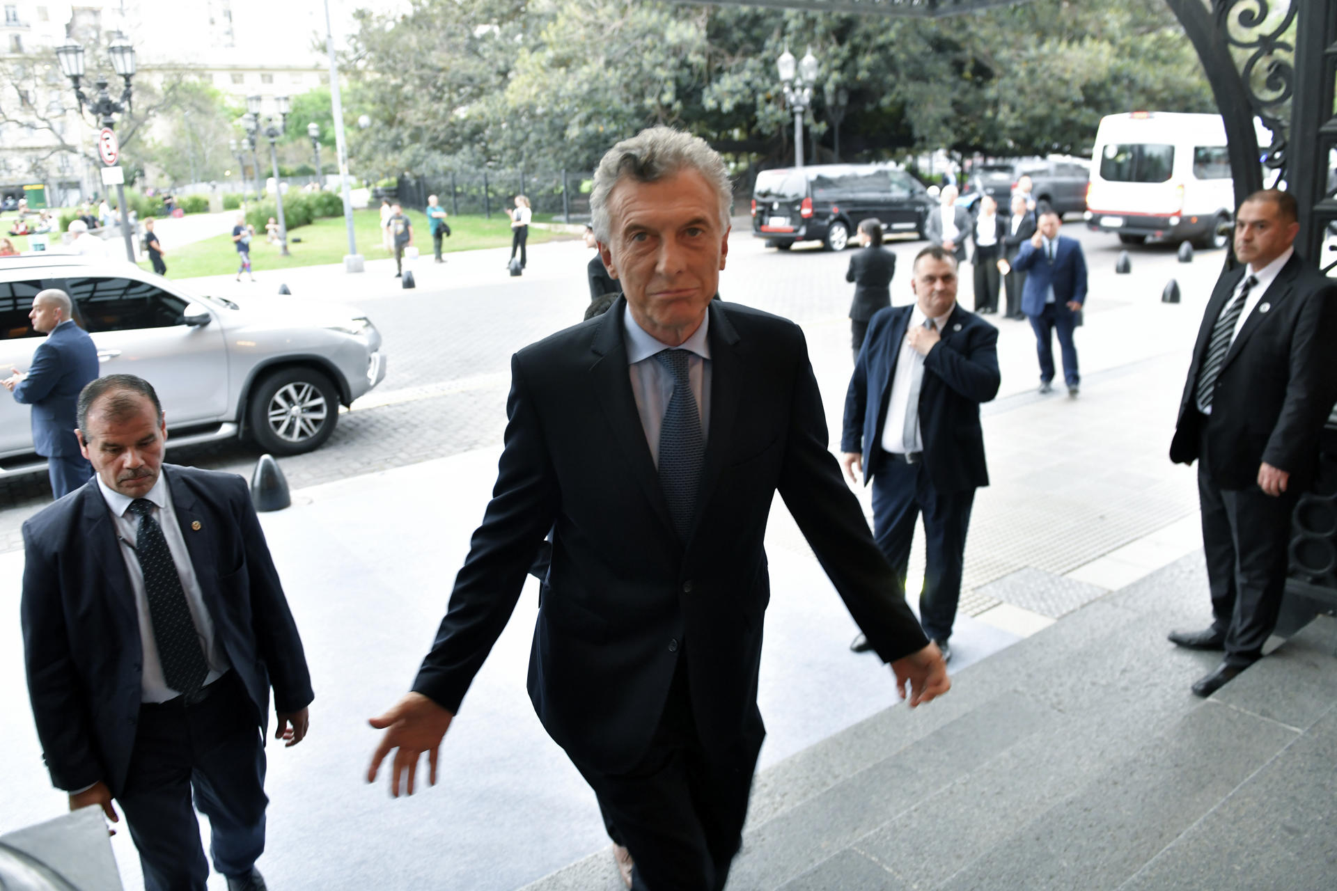 Fotografía de archivo del 24 de octubre de 2025, en la que puede verse al expresidente de Argentina Mauricio Macri (c) en Buenos Aires. EFE/ STR