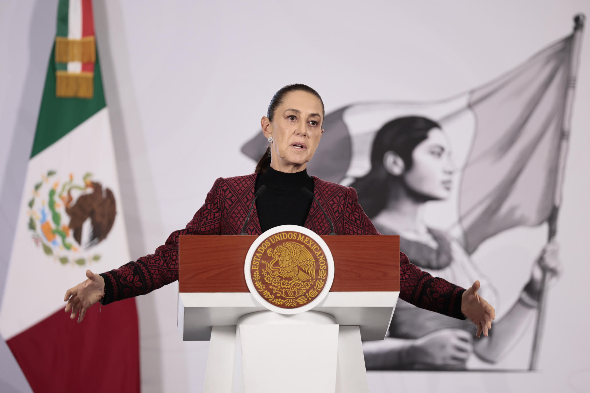 La presidenta de México, Claudia Sheinbaum, habla durante una rueda de prensa este lunes en Palacio Nacional de la Ciudad de México (México). EFE/José Méndez