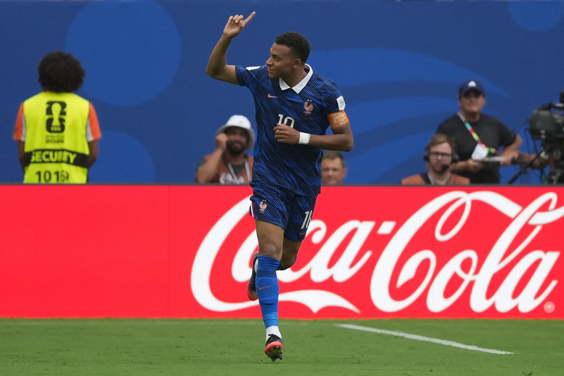 Kylian Mbappé, de Francia, celebra un gol este sábado, en un partido por el tercer lugar del Mundial de la FIFA 2026 entre Francia e Inglaterra en el estadio Hard Rock en Miami (Estados Unidos). EFE/ Alberto Boal