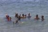 LA HABANA (CUBA), 18/07/2026.- Personas nadan en el mar este miércoles en La Habana (Cuba). La llegada del verano en Cuba se convierte en una prueba de resistencia para las familias que -en medio de los prolongados apagones, la escasez de alimentos y transporte, y las limitadas opciones para el disfrute- buscan en las playas al oeste de La Habana un pequeño alivio al intenso calor y a la grave crisis que vive el país. EFE/ Ernesto Mastrascusa