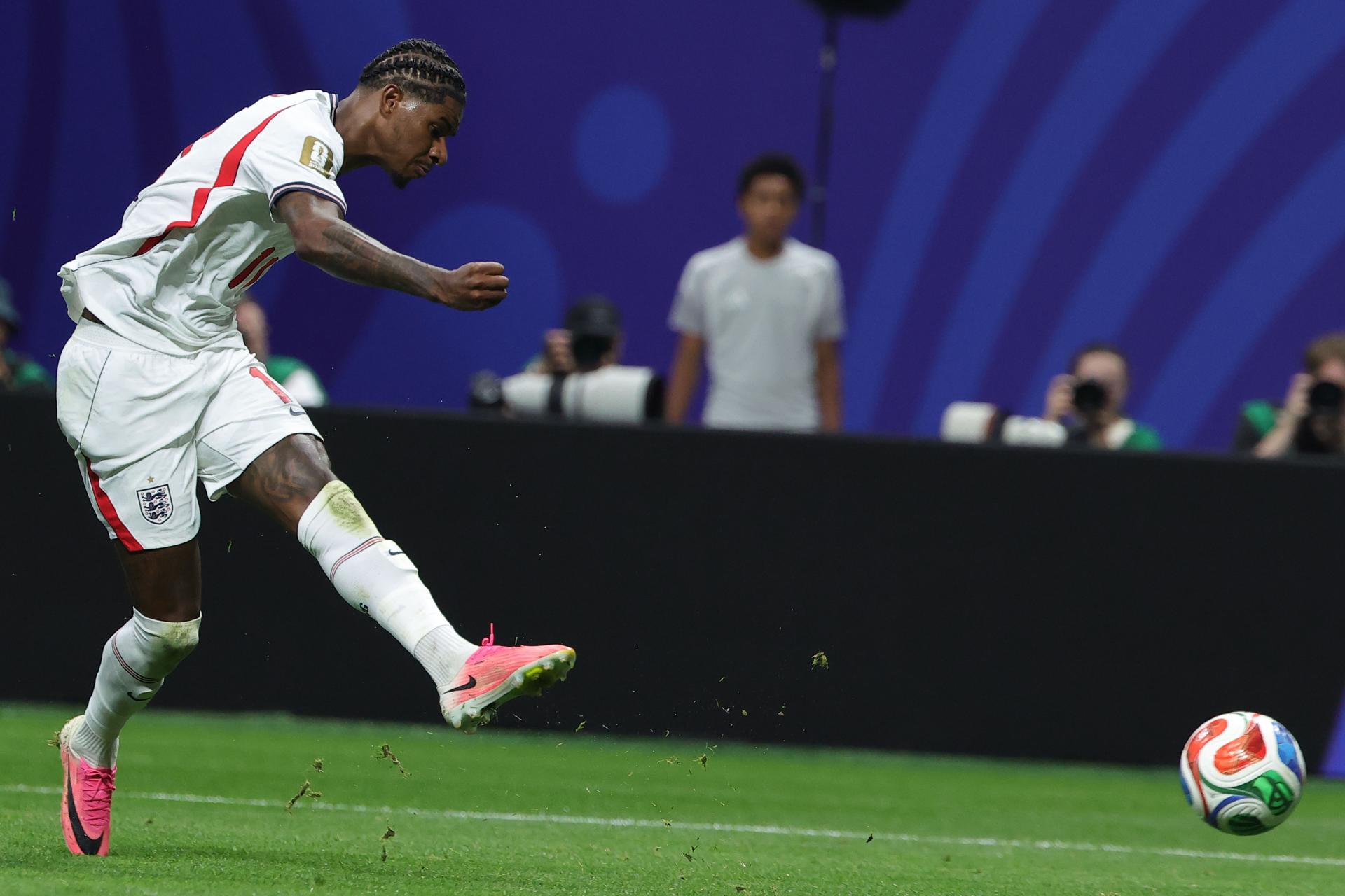 Fotografía del pasado 1 de julio, en la que puede verse al futbolista inglés Marcus Rashford, durante un partido con su selección en el Mundial de Estados Unidos, México y Canadá. EFE/CRISTOBAL HERRERA-ULASHKEVICH