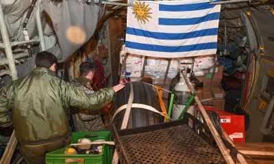 Integrantes de la Fuerza Aérea custodian el avión Hércules que transporta ayuda humanitaria para Venezuela este sábado desde Montevideo (Uruguay). EFE/ Federico Gutiérrez