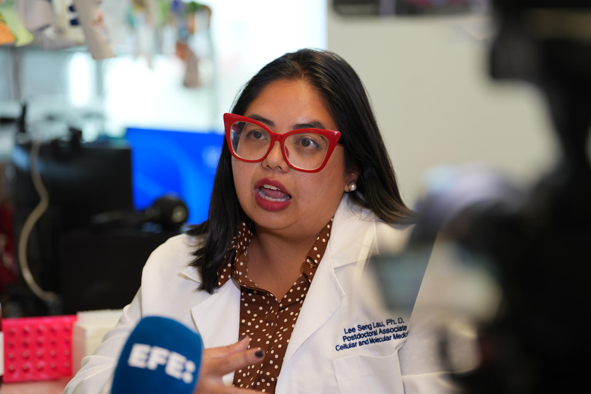 Fotografía del 22 de julio de 2026 que muestra a la científica nicaragüense Lee Seng Lau hablando durante una entrevista con EFE en la Universidad Internacional de Florida (FIU) en Miami (Estados Unidos). EFE/ Alberto Boal