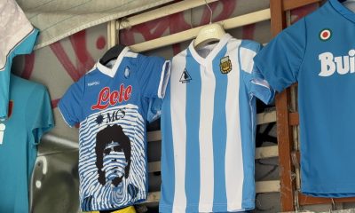 La ciudad de Nápoles, teñida de albiceleste, se convierte en una más de Argentina con vistas a la final del Mundial contra España y honra la memoria de 'El Pibe de Oro'. Las calles respiran fútbol; respiran la emoción de una final histórica. Cuatro años después de que 'La Scaloneta' volviera a besar la gloria y conquistara su tercera Copa del Mundo en Catar 2022, en la ciudad italiana donde el fútbol es un culto -como ocurre en toda Argentina-, no existe otro tema de conversación este domingo. Enfrente, España. EFE/Carlos Expósito