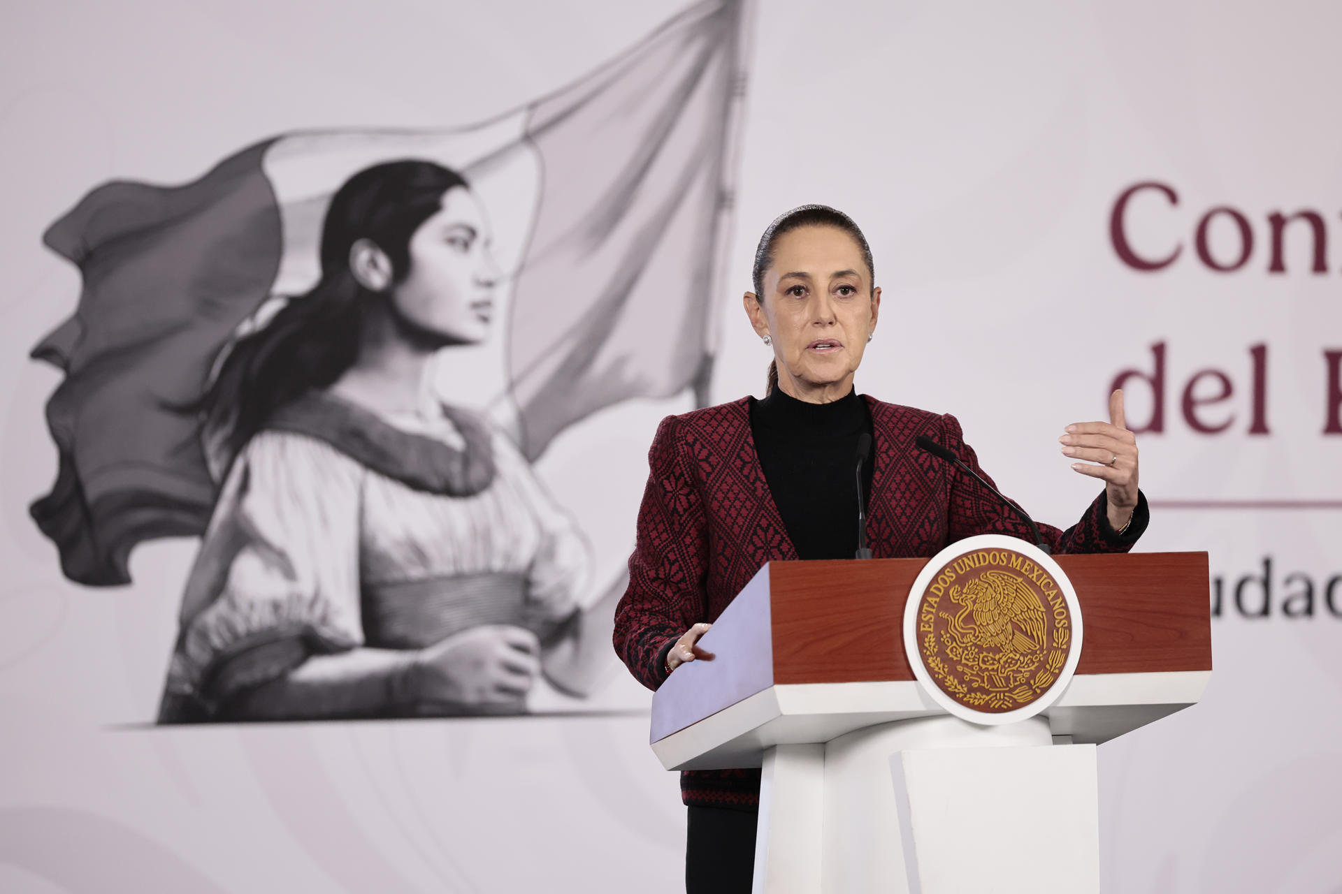 La presidenta de México, Claudia Sheinbaum, habla durante una rueda de prensa este lunes en Palacio Nacional de la Ciudad de México (México). EFE/José Méndez