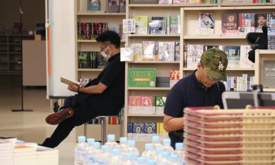 TOKIO (JAPÓN), 03/07/2026.- Seguidores del escritor japonés Haruki Murakamide asisten a la librería Sanseido para comprar su última novela, 'La historia de Kaho', en Tokio (Japón). EFE/ David Asta Alares