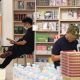 TOKIO (JAPÓN), 03/07/2026.- Seguidores del escritor japonés Haruki Murakamide asisten a la librería Sanseido para comprar su última novela, 'La historia de Kaho', en Tokio (Japón). EFE/ David Asta Alares