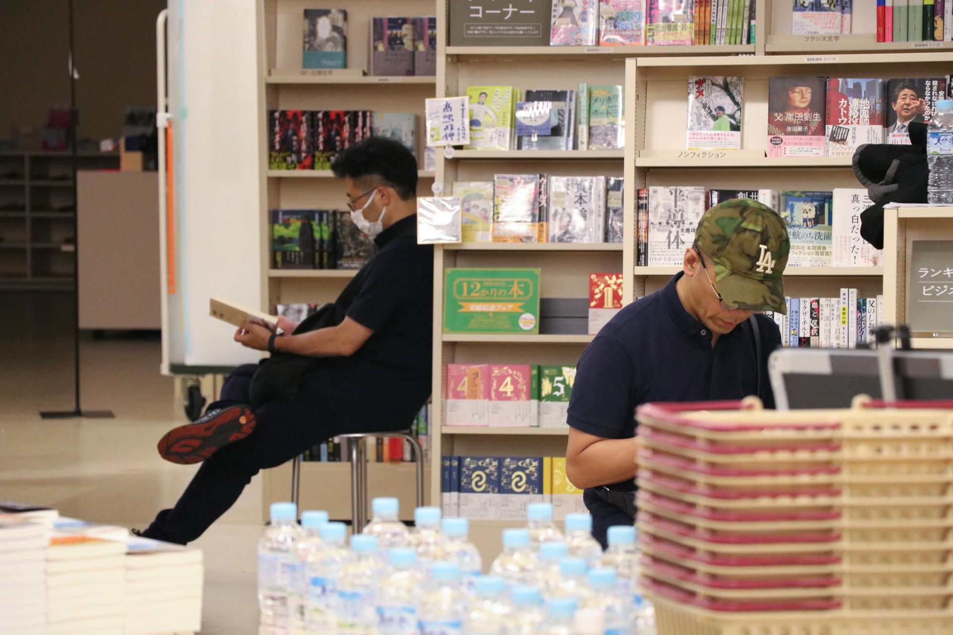 TOKIO (JAPÓN), 03/07/2026.- Seguidores del escritor japonés Haruki Murakamide asisten a la librería Sanseido para comprar su última novela, 'La historia de Kaho', en Tokio (Japón). EFE/ David Asta Alares