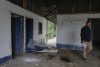 Una persona camina por la hacienda La Palmira durante una diligencia de recuperación este jueves, en Pueblo Nuevo (Colombia). EFE/ Carlos Ortega