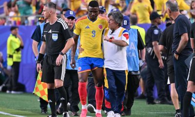 Jhon Córdoba, de Colombia (C), abandona el campo tras una lesión a los 5 minutos del partido frente a Ghana del Mundial 2026, en Kansas City EFE/EPA/AMY KONTRAS