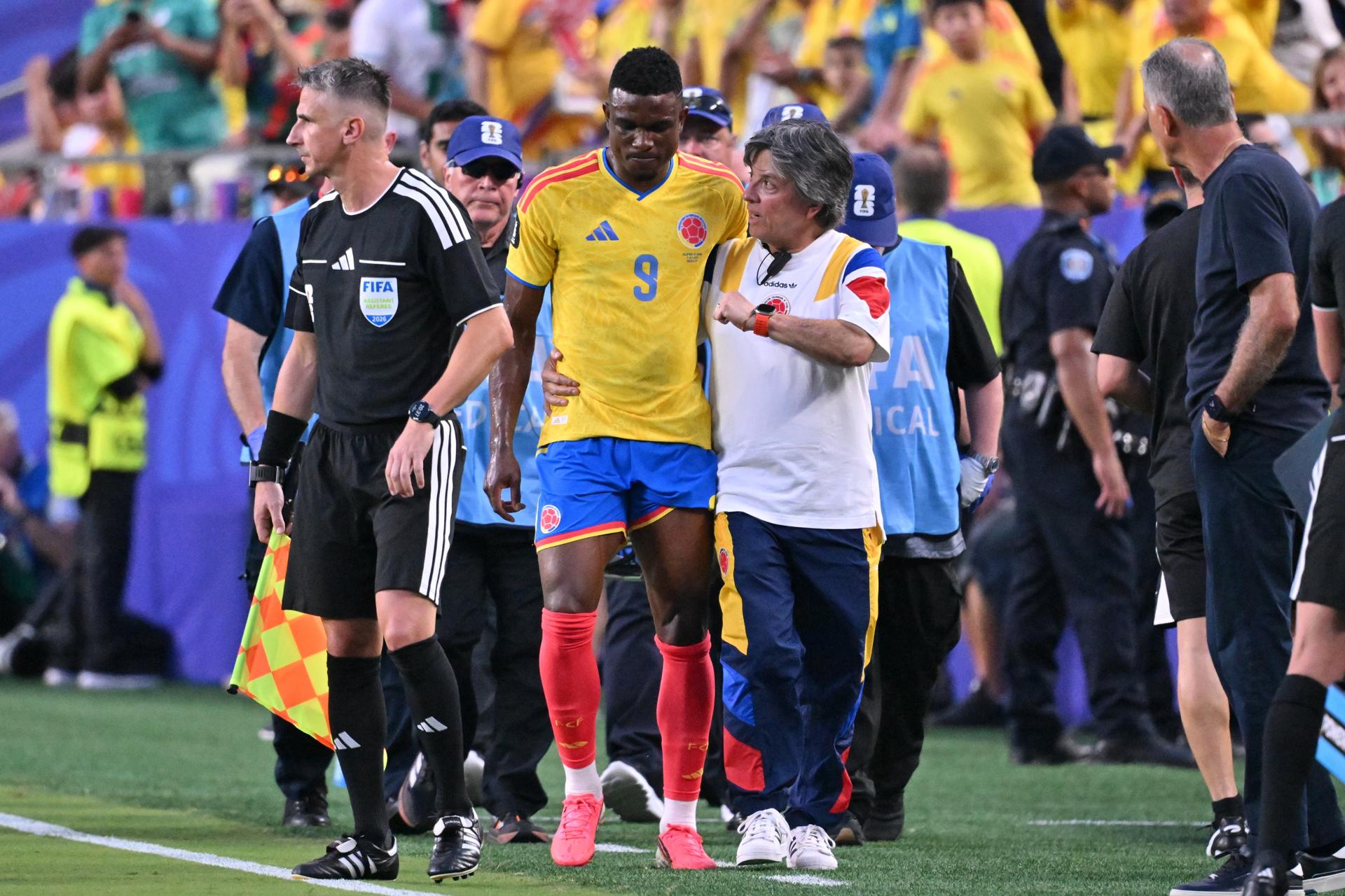 Jhon Córdoba, de Colombia (C), abandona el campo tras una lesión a los 5 minutos del partido frente a Ghana del Mundial 2026, en Kansas City EFE/EPA/AMY KONTRAS