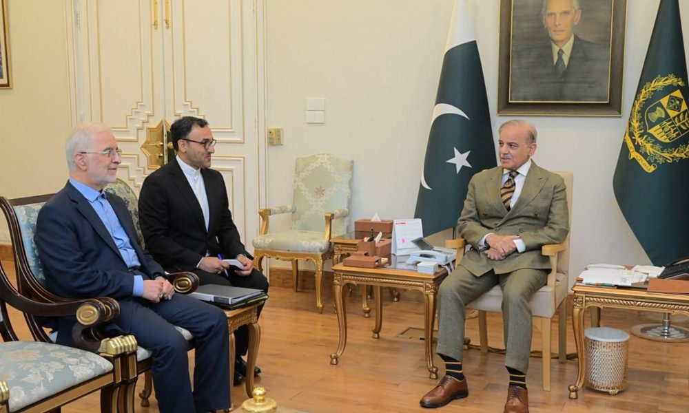 Fotografía de archivo, tomada el 20 julio de 2026, que muestra al ministro de Interior iraní, Eskandar Momeni (i), reunido en Islamabad con el primer ministro paquistaní, Shahbaz Sharif (d). EFE/ Embajada de Irán en Pakistán - SOLO USO EDITORIAL/SOLO DISPONIBLE PARA ILUSTRAR LA NOTICIA QUE ACOMPAÑA (CRÉDITO OBLIGATORIO) -