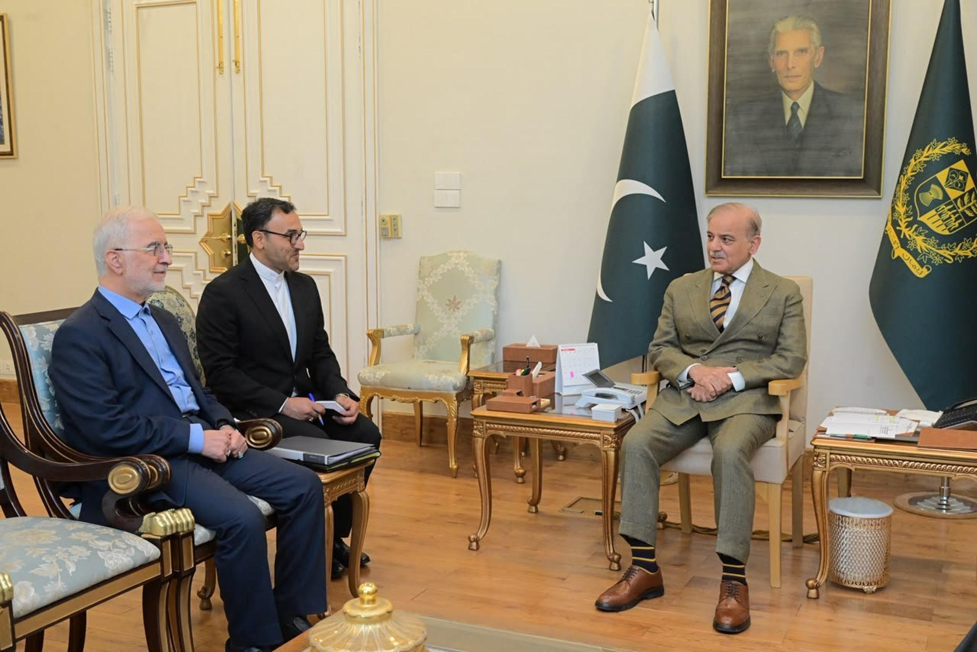 Fotografía de archivo, tomada el 20 julio de 2026, que muestra al ministro de Interior iraní, Eskandar Momeni (i), reunido en Islamabad con el primer ministro paquistaní, Shahbaz Sharif (d). EFE/ Embajada de Irán en Pakistán - SOLO USO EDITORIAL/SOLO DISPONIBLE PARA ILUSTRAR LA NOTICIA QUE ACOMPAÑA (CRÉDITO OBLIGATORIO) -