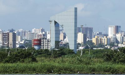Fotografía de archivo del 19 noviembre de 2024 que muestra el monumento Aleta del Tiburón en Barranquilla (Colombia). EFE/ Mauricio Dueñas Castañeda