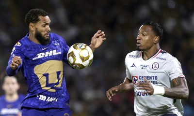 Olavio Vieira dos Santos (i) de Pumas disputa un balón con Willer Ditta de Cruz Azul en el estadio Olímpico Universitario en la Ciudad de México (México). Imagen de archivo. EFE/Isaac Esquivel