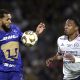 Olavio Vieira dos Santos (i) de Pumas disputa un balón con Willer Ditta de Cruz Azul en el estadio Olímpico Universitario en la Ciudad de México (México). Imagen de archivo. EFE/Isaac Esquivel