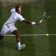 El tenista canadiense Felix Auger Aliassime en acción durante el patido de cuarta ronda de Wimbledon, Londres, Reino Unido.EFE/EPA/TOLGA AKMEN