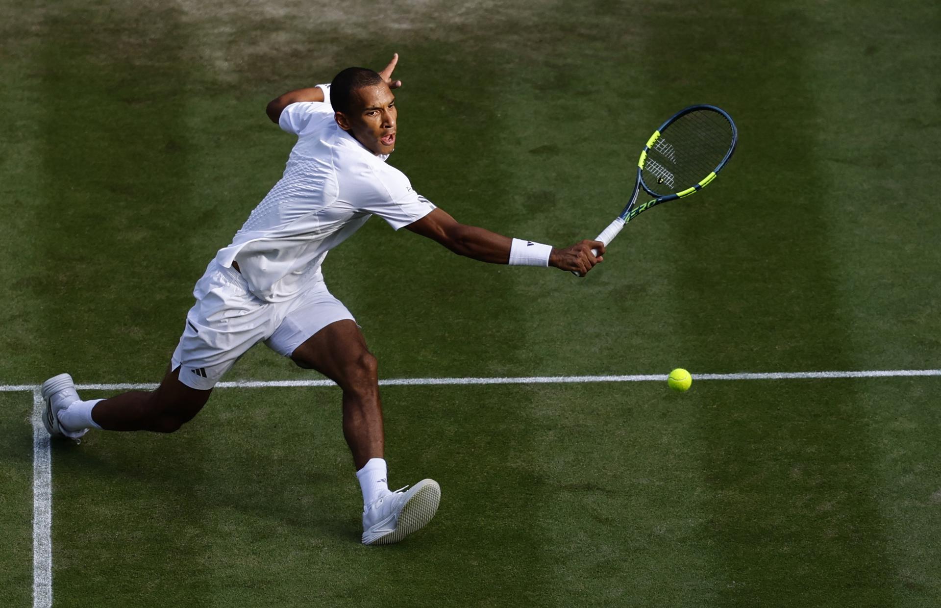 El tenista canadiense Felix Auger Aliassime en acción durante el patido de cuarta ronda de Wimbledon, Londres, Reino Unido.EFE/EPA/TOLGA AKMEN