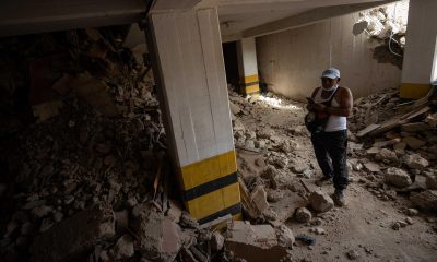 Una persona busca en medio de los escombros de un edificio este domingo, en La Guaira (Venezuela). EFE/ Ronald Peña R