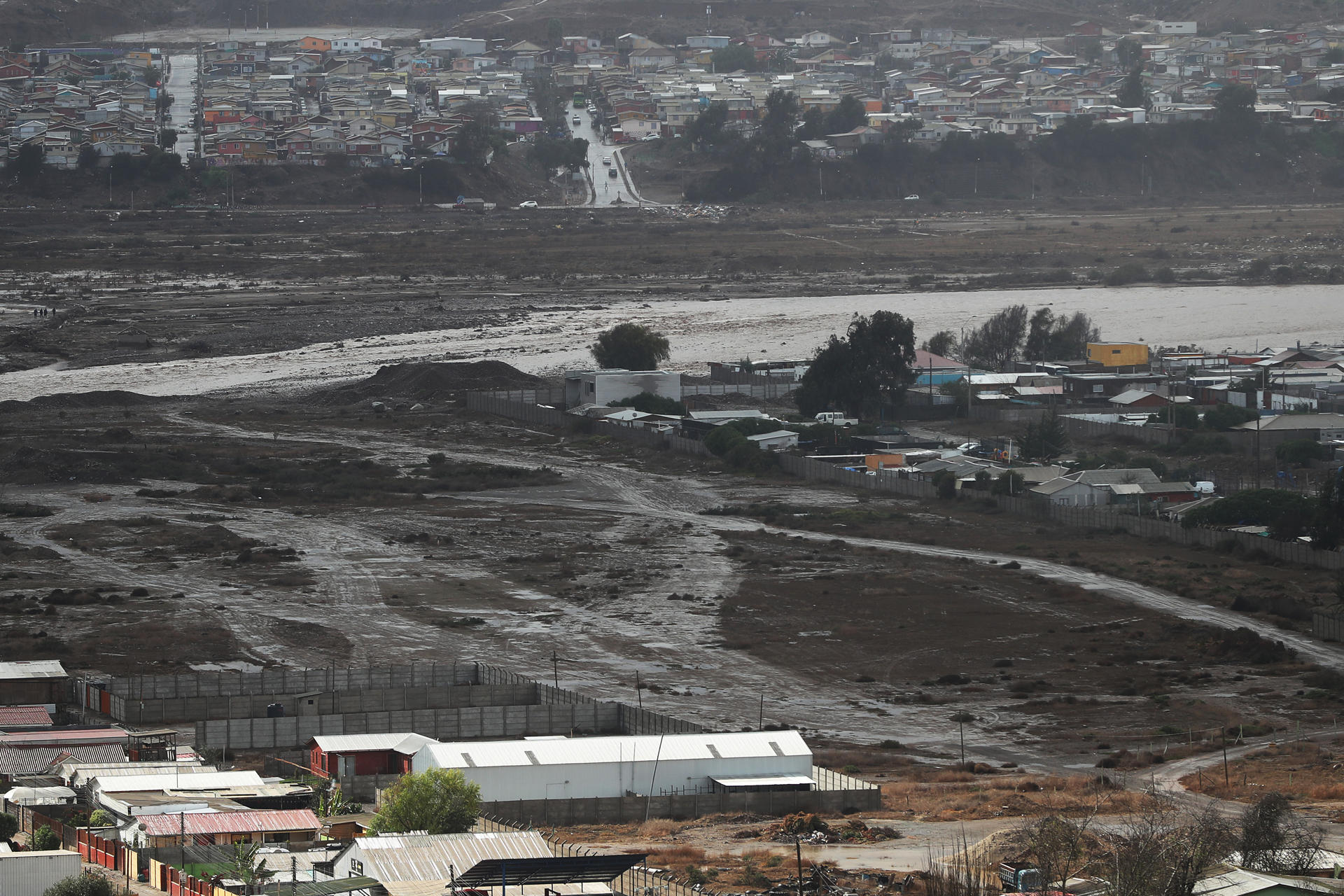 Fotografía de zonas afectadas por el desborde de la quebrada Los Loros, este lunes en Puente Zorrilla La Serena (Chile). EFE/ Hernán Contreras