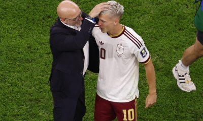 El seleccionador de España, Luis de la Fuente (i), y el futbolista Dani Olmo (d), durante el partido disputado el pasado 14 de julio frente a Francia, correspondiente a las semifinales del Mundial de Estados Unidos, México y Canadá. EFE/ SHAWN THEW