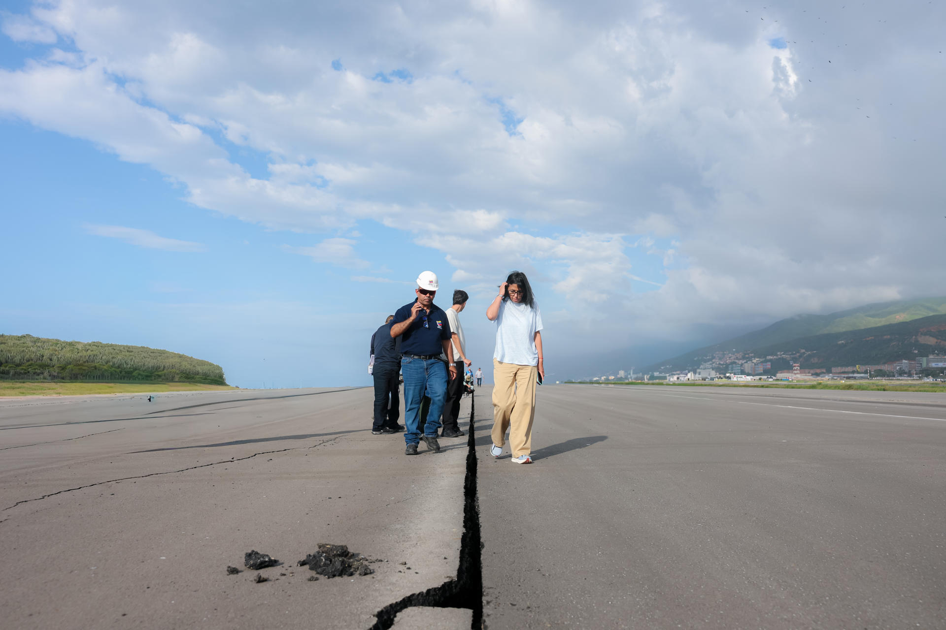 Fotografía cedida de la presidenta encargada de Venezuela, Delcy Rodríguez (d), inspeccionando los trabajos de recuperación del aeropuerto del Aeropuerto Internacional Simón Bolívar este 6 de julio de 2026. EFE/ Palacio de Miraflores