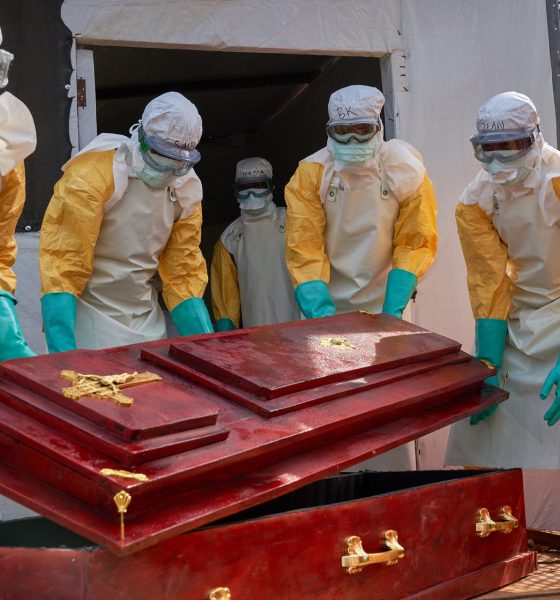 Imagen de archivo de trabajadores sanitarios preparando un ataúd para enterrar a una víctima de ébola en Ituri, en la RD del Congo. EFE/ Dieudonne Dirole