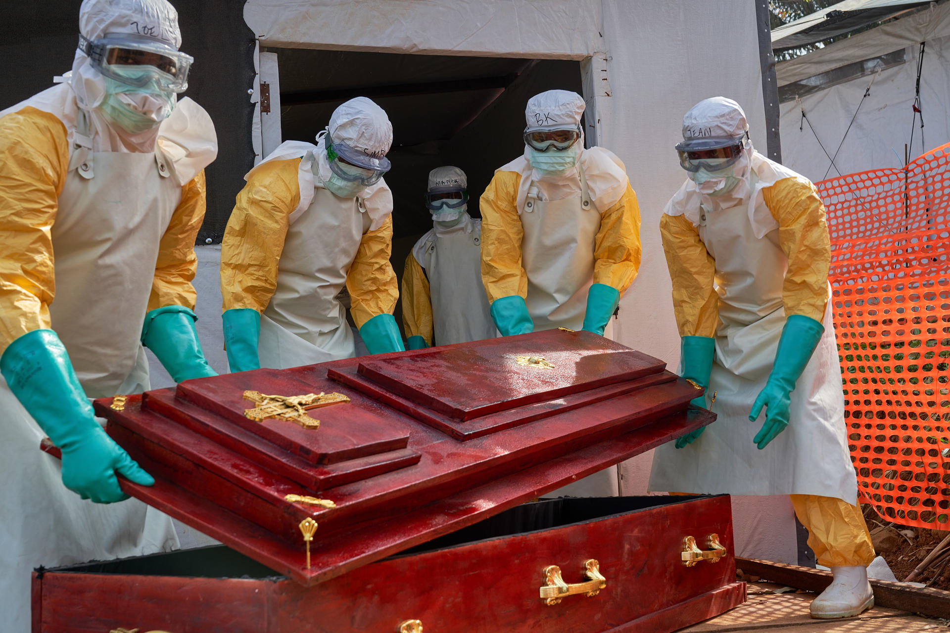 Imagen de archivo de trabajadores sanitarios preparando un ataúd para enterrar a una víctima de ébola en Ituri, en la RD del Congo. EFE/ Dieudonne Dirole