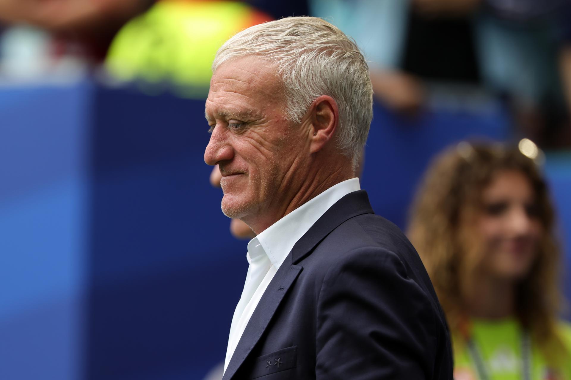 El hasta ayer seleccionador de Francia, Didier Deschamps, momentos antes de disputar el partido por el tercer lugar del Mundial de Estados Unidos, México y Canadá, este sábado contra Inglaterra. EFE/CRISTOBAL HERRERA-ULASHKEVICH