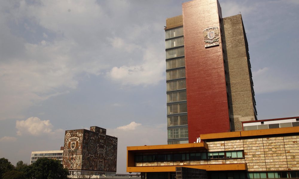 Fotografía de archivo que muestra la Biblioteca Central y Torre de Rectoría de la Universidad Nacional Autónoma de México (UNAM), en la Ciudad de México (México). EFE/José Méndez