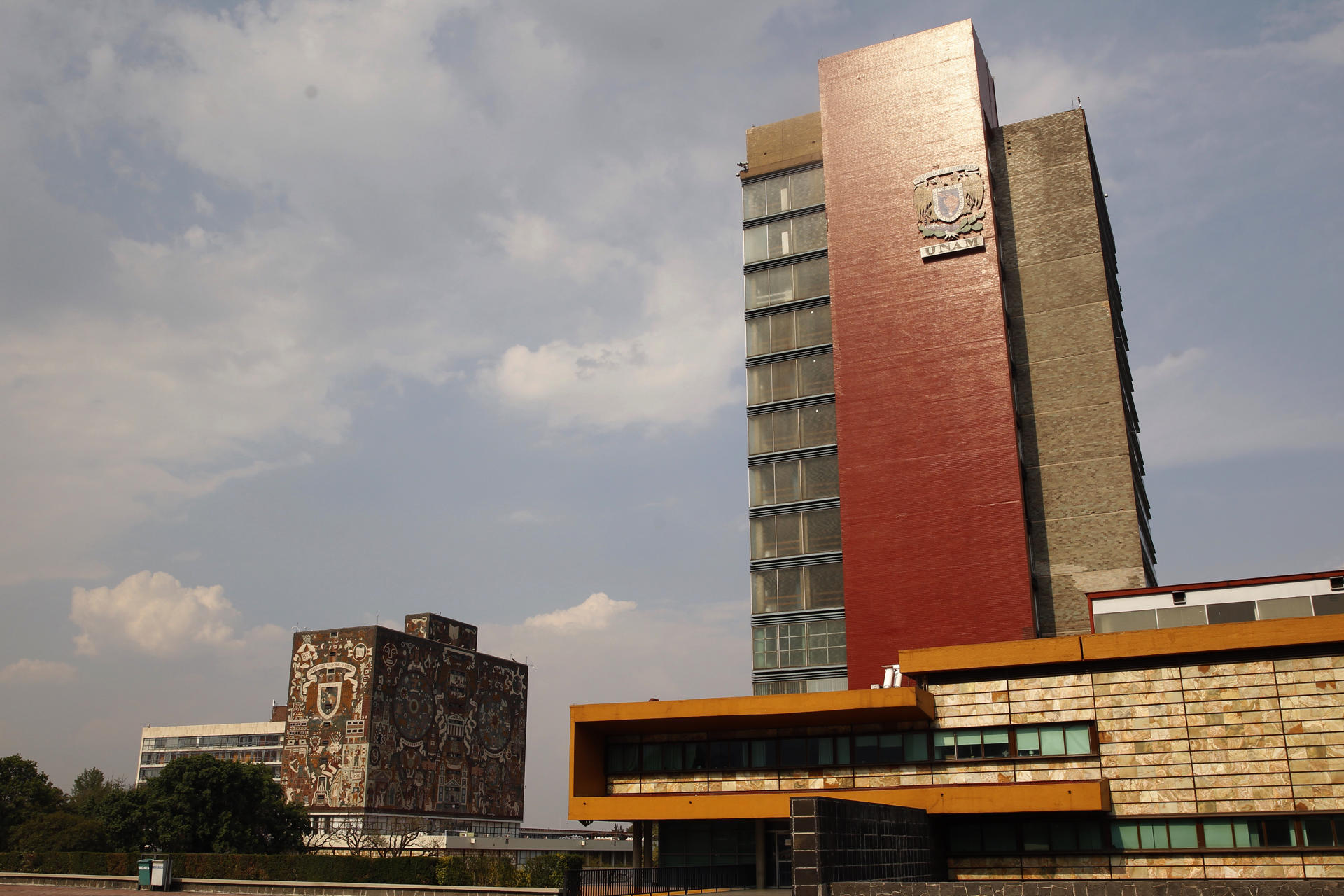 Fotografía de archivo que muestra la Biblioteca Central y Torre de Rectoría de la Universidad Nacional Autónoma de México (UNAM), en la Ciudad de México (México). EFE/José Méndez