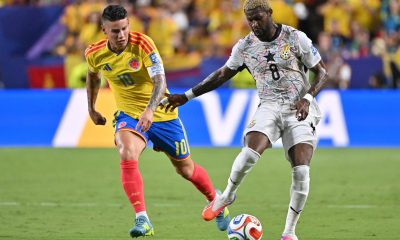 James Rodríguez, de Colombia (i), durante el partido de este viernes contra Ghana, correspondiente a los dieciseisavos de final del Mundial de Estados Unidos, México y Canadá. EFE/ AMY KONTRAS