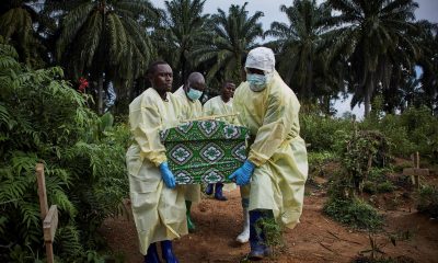 Imagen de archivo de trabajadores sanitarios preparados para enterrar a un víctima del ébola en Kivu, en la RD del Congo. EFE/EPA/HUGH KINSELLA CUNNINGHAM