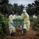Imagen de archivo de trabajadores sanitarios preparados para enterrar a un víctima del ébola en Kivu, en la RD del Congo. EFE/EPA/HUGH KINSELLA CUNNINGHAM