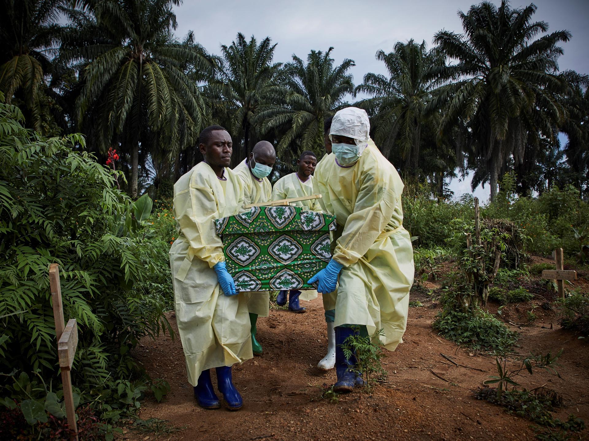 Imagen de archivo de trabajadores sanitarios preparados para enterrar a un víctima del ébola en Kivu, en la RD del Congo. EFE/EPA/HUGH KINSELLA CUNNINGHAM