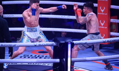El uruguayo Gastón 'Tonga' Reyno (i) pelea con el estadounidense Josh Krejci en Montevideo (Uruguay). EFE/ Gastón Britos