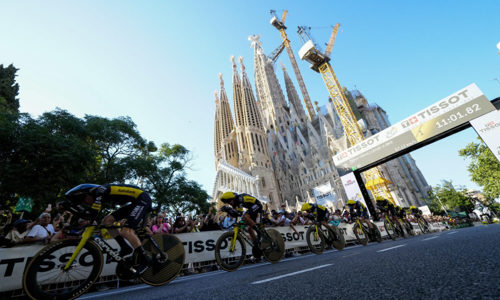 Ciclistas del equipo Visma | Lease a Bike durante la primera etapa del Tour de Francia, una contrarreloj por equipos de 19,6 kilómetros este sábado en Barcelona.- EFE/ Alejandro García
