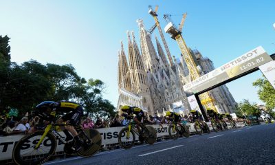 Ciclistas del equipo Visma | Lease a Bike durante la primera etapa del Tour de Francia, una contrarreloj por equipos de 19,6 kilómetros este sábado en Barcelona.- EFE/ Alejandro García